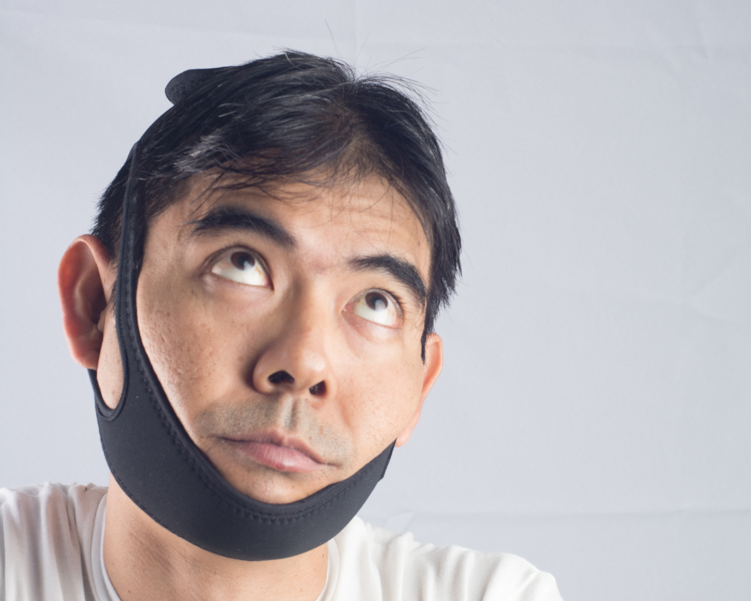 Can Wearing a Chin Strap To Sleep Give You a Sharp Jawline?